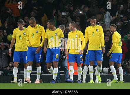 Neymar du Brésil (à droite) célèbre marquant son but premier du côté du jeu de la mort, des coéquipiers pendant la match amical à l'Emirates Stadium, Londres. Banque D'Images