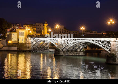 Pont de Triana (pont Isabel II) sur la rivière Guadalquivir la nuit, Séville, Espagne Banque D'Images