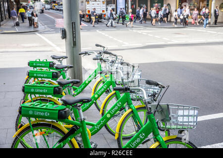 Limebike dockless Lime e Electric Bicycles dans le centre-ville de Sydney, Nouvelle-Galles du Sud, Australie Banque D'Images