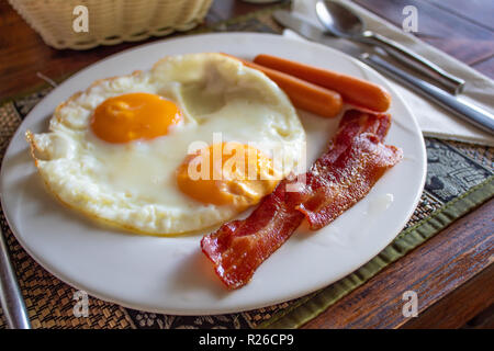 Délicieux petit déjeuner anglais avec des œufs, saucisses, bacon, confiture et plus Banque D'Images