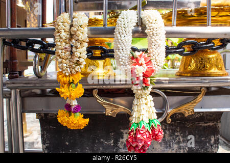 Des guirlandes de fleurs bouddhiste Banque D'Images