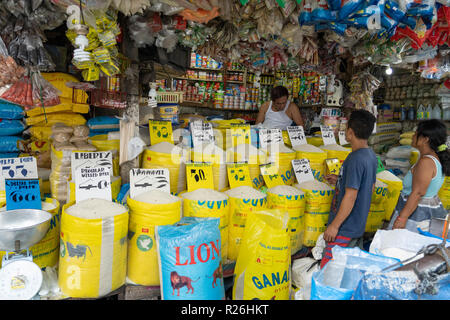 Différentes variétés de riz vendu à un stand dans le marché du carbone, Cebu City.pourrait également être utilisé comme un concept de droit illustrant augmentation de prix Banque D'Images