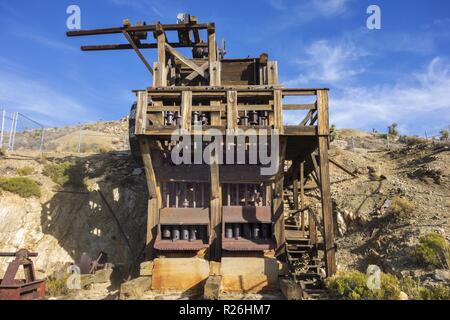 Célèbre plate-forme de mine d'or et d'argent de Lost Horse, junkyard d'équipement de machine industrielle de couleur rouille. Parc national Joshua Tree Californie Sud-Ouest des États-Unis Banque D'Images