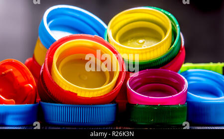 Composition avec des capsules de bouteille en plastique coloré. Le recyclage Banque D'Images