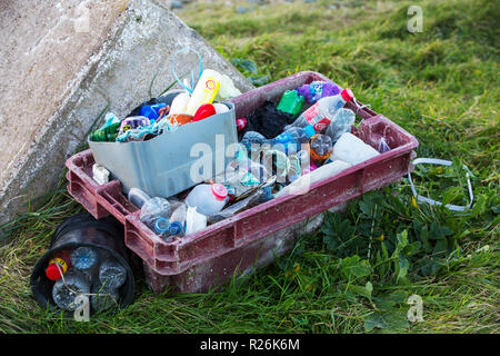 Une seringue de plastique échoués et recueillis sur l'Île Walney, Cumbria, UK. Banque D'Images