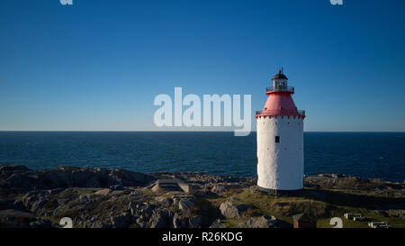 Phare de Landsort village suédois sur l'île d'Oja. Le point le plus au sud est Landsort de l'archipel de Stockholm. Banque D'Images