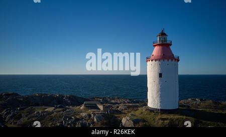 Phare de Landsort village suédois sur l'île d'Oja. Le point le plus au sud est Landsort de l'archipel de Stockholm. Banque D'Images