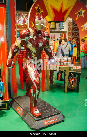 Le 29 septembre 2018, Prague : une figure à taille humaine ou la cire du personnage Ironman dans un magasin de jouets Hamleys Banque D'Images