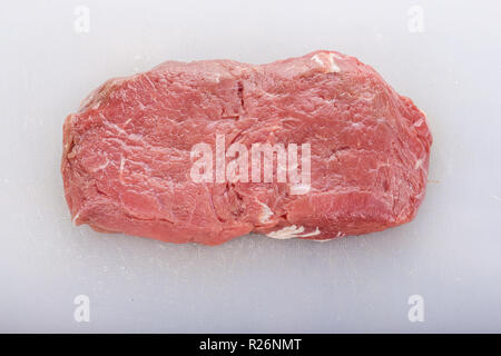 Steak de matières premières en vue de dessus de la viande, de la viande de veau crue sur fond blanc Banque D'Images