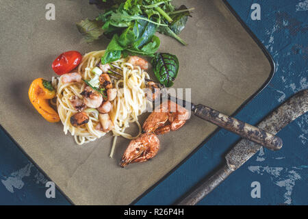 Spaghetti aux Palourdes Pétoncles Crevettes et divers fruits de mer sur une plaque en céramique de près. Banque D'Images