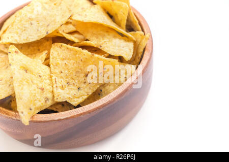 Tortilla de maïs ou des nachos, frit sur un feu ouvert, est abrité dans un bol en bois. Copier l'espace. Banque D'Images