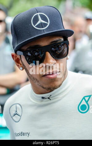 Lewis Hamilton (Mercedes Grand Prix de Formule 1 pilote de course. Champion du Monde de F1 pilote de course automobile race Mercedes en combinaisons et pac, hat Banque D'Images