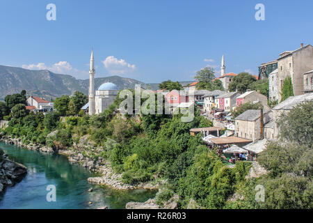 Août 2013, Mostar. Vue de la mosquée Koski Mehmed Pacha et de la vieille ville de Mostar, sur les berges de la rivière Neretva comme vu du Vieux Pont Banque D'Images