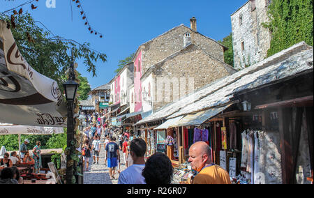 Août 2013, Mostar. Les touristes se détendre et shopping dans les rues pavées à l'hitsoric une partie de la ville. Banque D'Images