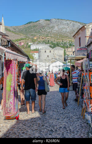 Août 2013, Mostar. Les touristes se détendre et shopping dans les rues pavées à l'hitsoric une partie de la ville. Banque D'Images