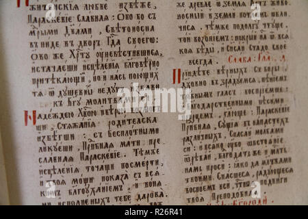Textes liturgiques en caractères cyrilliques. Exposé dans un musée à Bardejov, Slovaquie. Banque D'Images
