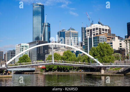 Evan Walker passerelle pour piétons de l'autre côté de la rivière Yarra de Melbourne Central Business District, Victoria, Australie Banque D'Images