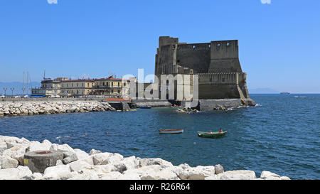 NAPLES, ITALIE - 22 juin 2014 : Castel dell'Ovo Fortification à Naples, en Italie. Banque D'Images