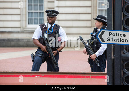 Les agents de police armés gardant une passerelle à Buckingham Palace, London, UK. Banque D'Images