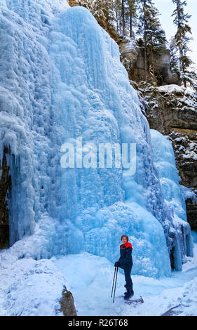 42 749,08941 Femme dans un profond canyon du fleuve gelé neige hiver (rivière Maligne Canyon) à jusqu'à des murs de glace cascades Banque D'Images