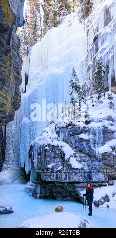 42 749,08949 Femme dans un profond canyon du fleuve gelé neige hiver (rivière Maligne Canyon) à la glace au Cascades de murs Banque D'Images