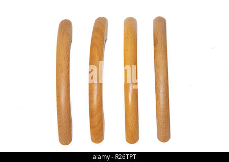 Manches en bois pour les armoires et tiroirs sur un fond blanc. Décoration de meubles en bois Banque D'Images