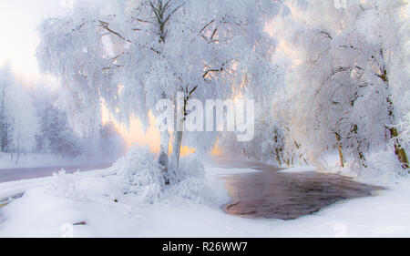 Vue de la rivière Snowy, Kuhmo en Finlande. Banque D'Images