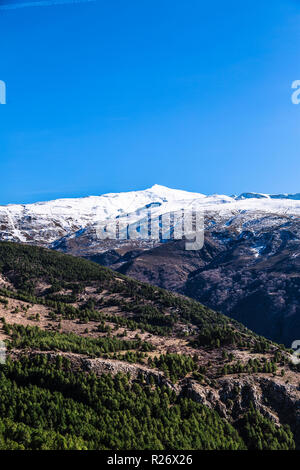 La montagne de neige de la Sierra Nevada en Andalousie en Espagne Banque D'Images