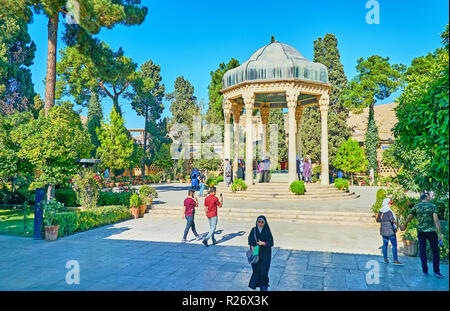 SHIRAZ, IRAN - le 13 octobre 2017 : les nombreux visiteurs au pavillon ouvert avec tombe de Hafez - le célèbre poète persan, vécu en moyen-âge, sur Banque D'Images