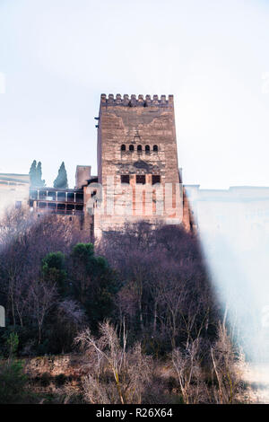 L'une des tours de la forteresse de l'Alhambra à Grenade en Espagne, dans la région de sunny day Banque D'Images