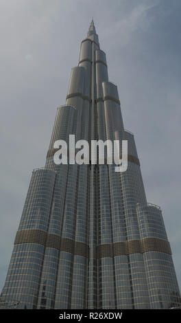 Une vue de la partie inférieure de la tour Burj Khalifa, le bâtiment le plus haut du monde Banque D'Images