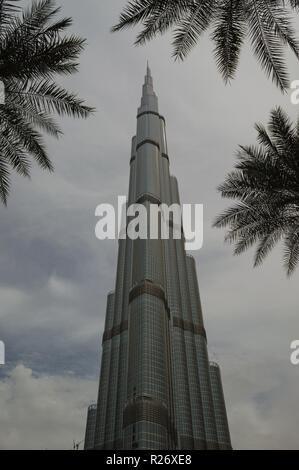 Une vue de la partie inférieure de la tour Burj Khalifa, le bâtiment le plus haut du monde Banque D'Images