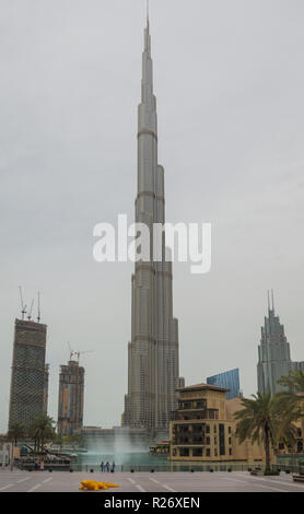 Une vue de la partie inférieure de la tour Burj Khalifa, le bâtiment le plus haut du monde Banque D'Images