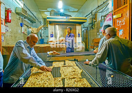 SHIRAZ, IRAN - le 13 octobre 2017 : la vieille boulangerie travaille dans la soirée, les clients viennent après le travail et attendez que le pain frais, le 13 octobre à Shira Banque D'Images