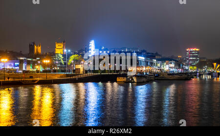 À Bordeaux le quai du Pero Bridge at night. Bristol. UK Banque D'Images