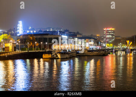 À Bordeaux le quai du Pero Bridge at night. Bristol. UK Banque D'Images