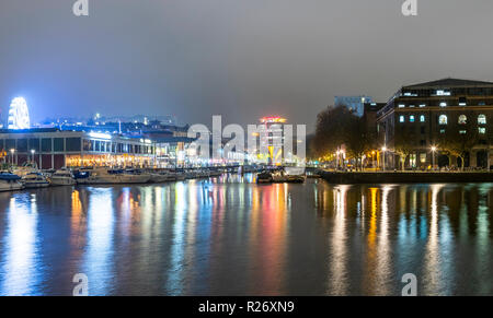 À Bordeaux le quai du Pero Bridge at night. Bristol. UK Banque D'Images