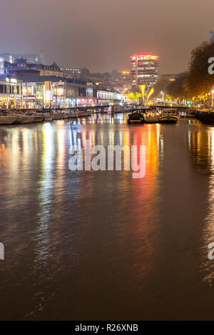 À Bordeaux le quai du Pero Bridge at night. Bristol. UK Banque D'Images