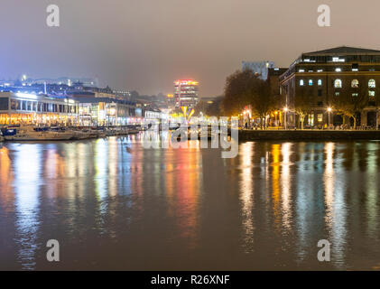 À Bordeaux le quai du Pero Bridge at night. Bristol. UK Banque D'Images