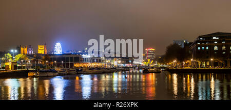 À Bordeaux le quai du Pero Bridge at night. Bristol. UK Banque D'Images