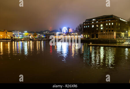 À Bordeaux le quai du Pero Bridge at night. Bristol. UK Banque D'Images