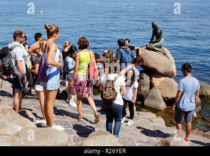 Copenhague, Danemark - 27 juin 2018 : Les personnes qui désirent visiter la petite sirène d'Edvard Eriksen statue en bronze. Banque D'Images