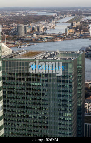 Voir à travers le haut du siège de la banque Barclays à Churchill Place à Canary Wharf, Londres, avec l'aéroport de London City en arrière-plan. Banque D'Images