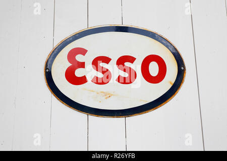 Lugner, Suède - Juillet 9, 2018 : Ancien logo de marque de l'essence Esso signe sur un mur en bois. Banque D'Images