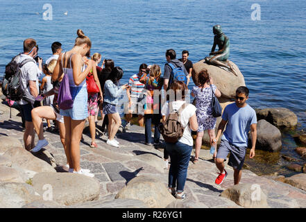 Copenhague, Danemark - 27 juin 2018 : Les personnes qui désirent visiter la petite sirène d'Edvard Eriksen statue en bronze. Banque D'Images