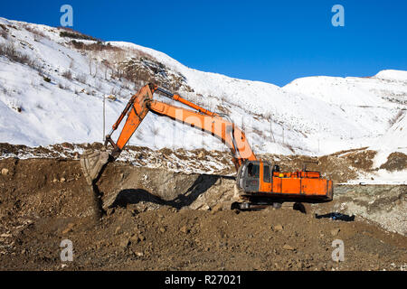 Creuser à la pelle du minerai des mines d'or Banque D'Images