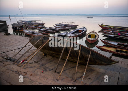 Bateaux le long de la rivière du Gange à Varanasi, Inde Banque D'Images