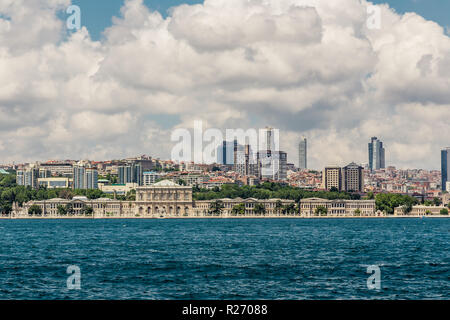 Istanbul, Turquie, le 9 juin 2013 : vue sur le Bosphore du Palais de Dolmabahçe. Banque D'Images