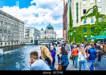 Berlin, Allemagne, le 25 mai 2015 : remblai surplombant la cathédrale de Berlin - la plus importante Église protestante en Allemagne. Situé sur l'île des musées à Ber Banque D'Images