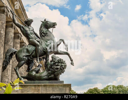 Berlin, 25 mai 2015 : Altes Museum. Composition rider terrassant un lion près de l'ancien musée de Berlin. Le bâtiment a été construit dans les années 1822-1830 par Karl Banque D'Images